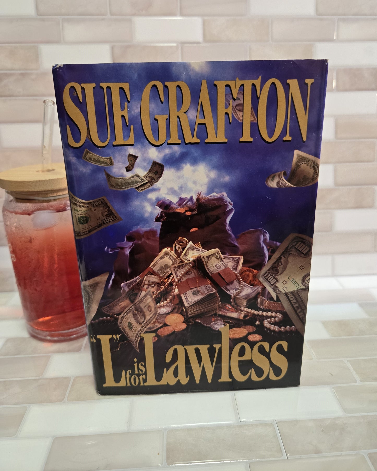 L is for Lawless (A Kinsey Millhone Mystery, Book 12)
