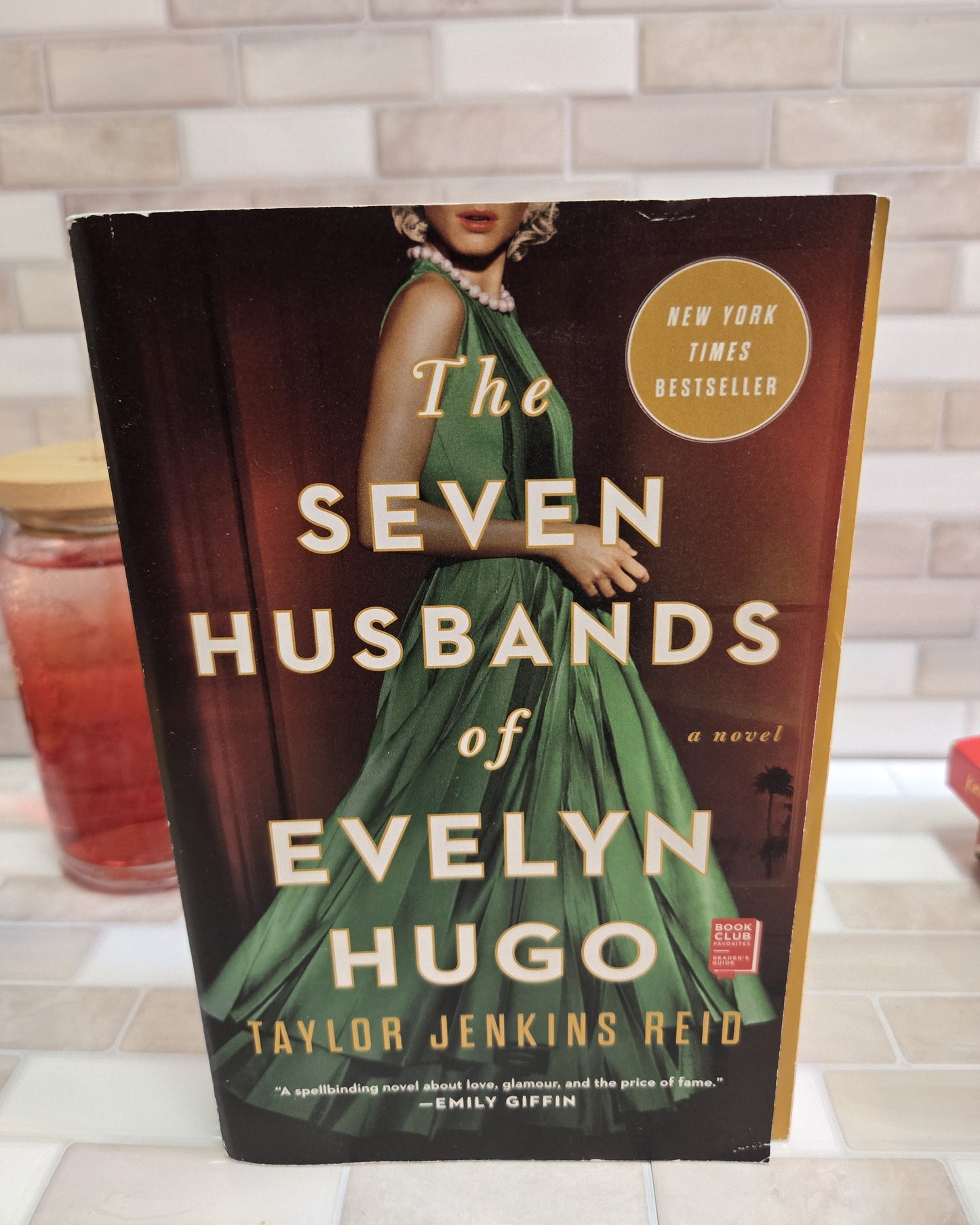 The Seven Husbands of Evelyn Hugo: A Novel